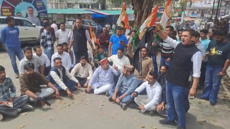 “Go Back Kangana” Echoes in Mandi as Youth Congress Protests Outside BJP MP’s Meeting latest news india - Protest Against Kangna Ranaut in Mandi Himachal Pradesh