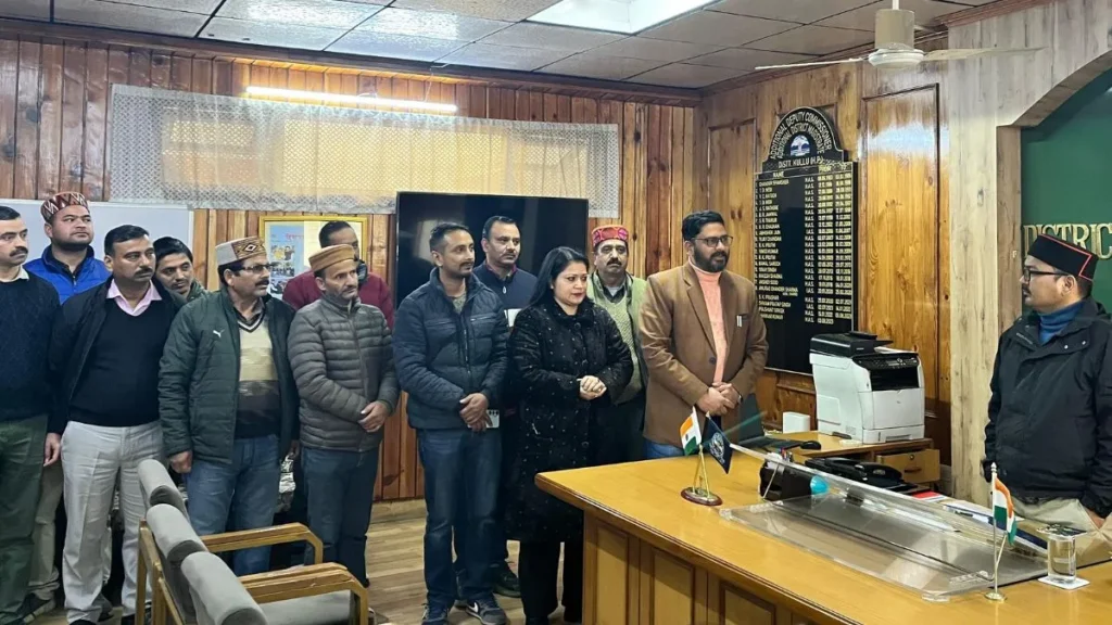 Strike in Kullu: Revenue Staff Go on ‘Pen-Down’ Protest After Patwari Assaulted on Duty Strike in Kullu: Revenue Staff Go on 'Pen-Down' Protest After Patwari Assaulted on Duty